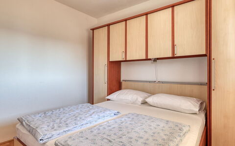 Crikvenica 724: Hout, Interieur Ontwerp, Slaapkamer, Bed, Meubilair, Verdieping, Kamer, Flooring, Appartement, Laken
