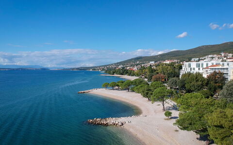 Crikvenica 724: Water, Lucht, Watervoorraden, Wolk, Azure, Boom, Kust En Oceanic Landvormen, Strand, Berg, Meer