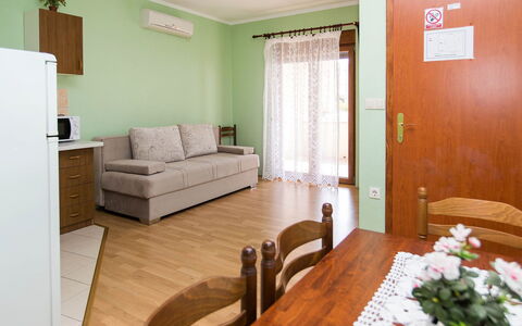 Crikvenica 724: Kamer, Meubilair, Eigendom, Interieur Ontwerp, Gebouw, Verdieping, Muur, Slaapkamer, Suite, Huis