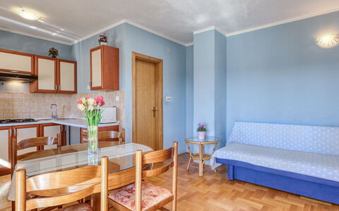 Crikvenica 724: Interieur Ontwerp, Meubilair, Flooring, Verdieping, Kamer, Plafond, Tafel, Appartement, Woonkamer, Bankstel