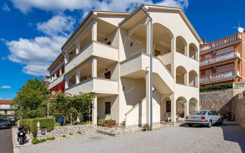 Crikvenica 724: Lucht, Wolk, Gebouw, Eigendom, Venster, Wiel, Auto, Fabriek, Condominium, Huis