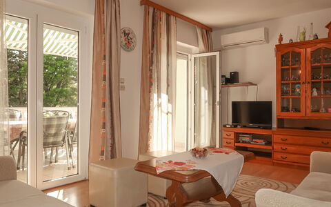 Crikvenica Jadranovo 612: Bruin, Eigendom, Meubilair, Tafel, Hout, Interieur Ontwerp, Verlichting, Woonkamer, Comfort, Cabinetry