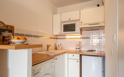 Parc de Pontaillac 550.21: Cabinetry, Countertop, Gebouw, Keuken, Toestel Van De Keuken, Fornuis, Hout, Huishoudapparatuur, Verlichting, Flooring