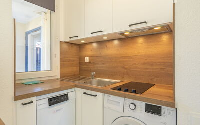 Parc de Pontaillac 550.3: Countertop, Major Appliance, Toestel Van De Keuken, Keuken, Flooring, Hout, Interieur Ontwerp, Loodgieterswerkinrichting, Cabinetry, Verdieping