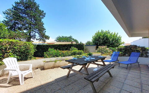 Vaux sur Mer 700: Struik, Tuin, Schaduw, Buitenmeubels, Landscaping, Gazon, Werf, Gang, Backyard