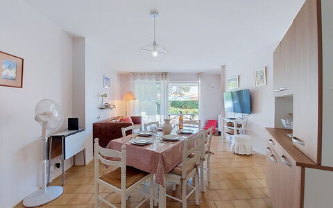 Vaux sur Mer 700: Flooring, Meubilair, Interieur Ontwerp, Verdieping, Keuken En Eettafel, Tafel, Stoel, Appartement, Plafond, Eetkamer