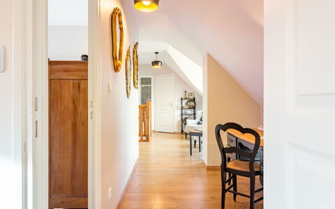 La Lucerie: Hout, Stoel, Gebouw, Interieur Ontwerp, Flooring, Deur, Hal, Verdieping, Comfort, Hardwood
