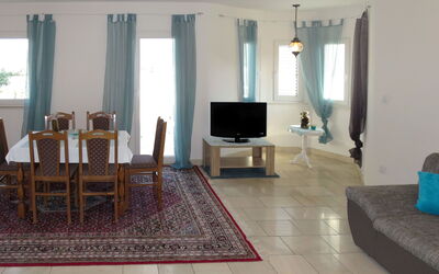 Suzi 641.2: Kamer, Eigendom, Verdieping, Meubilair, Woonkamer, Gebouw, Interieur Ontwerp, Tegel, Huis, Flooring