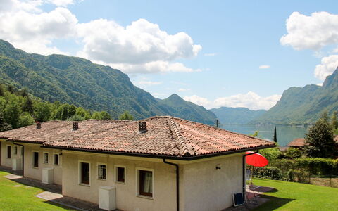 Lago D'Idro 649: Bergachtig Landvormen, Berg, Eigendom, Bergketen, Heuvel Station, Hoogland, Huis, Dak, Lucht, Landelijk Gebied