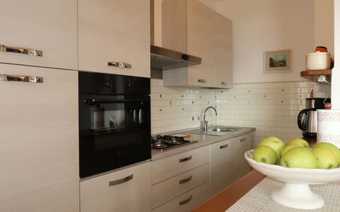 Gialla: Countertop, Kamer, Keuken, Eigendom, Cabinetry, Meubilair, Interieur Ontwerp, Huis, Geel, Fornuis