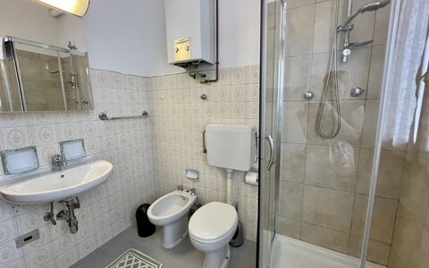 Romina (Dma175): Loodgieterswerkinrichting, Wastafel, Eigendom, Kraan, Spiegel, Wastafel In De Badkamer, Badkamer, Gebouw, Deur Van De Douche, Toilet