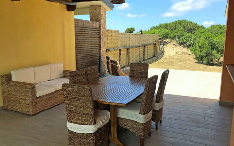 Baia delle Mimose: Eigendom, Kamer, Gebouw, Meubilair, Onroerend Goed, Huis, Patio, Tafel, Interieur Ontwerp, Buitentafel
