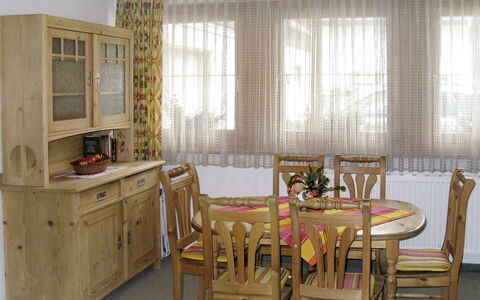 Eusch: Meubilair, Kamer, Eetkamer, Eigendom, Interieur Ontwerp, Tafel, Gordijn, Gebouw, Keuken En Eettafel, Cabinetry
