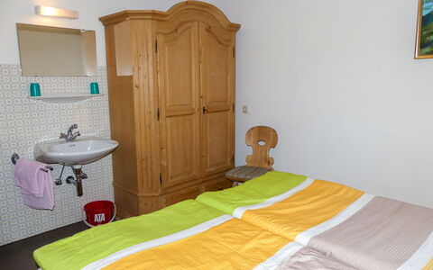 Eusch: Spiegel, Meubilair, Eigendom, Wastafel, Kraan, Cabinetry, Loodgieterswerkinrichting, Comfort, Gebouw, Fotolijst