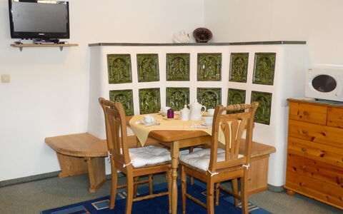 Eusch: Tafel, Eigendom, Meubilair, Gebouw, Stoel, Cabinetry, Hout, Interieur Ontwerp, Huis, Flooring