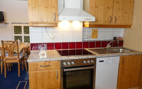 Eusch: Countertop, Cabinetry, Meubilair, Gootsteen, Keuken, Fornuis, Toestel Van De Keuken, Hout, Kraan, Gebouw