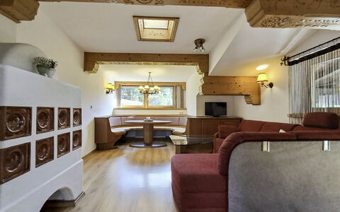 Saalfelden am Steinernen Meer 613: Interieur Ontwerp, Meubilair, Hout, Plafond, Flooring, Bankstel, Kamer, Woonkamer, Verlichting, Huis