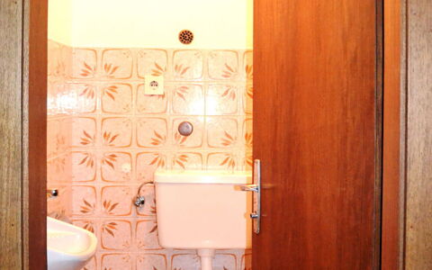 Saalfelden am Steinernen Meer 613: Badkamer, Eigendom, Kamer, Toilet, Loodgieterswerkinrichting, Architectuur, Deur, Wc Bril, Interieur Ontwerp, Tegel