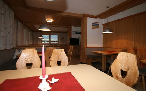 Eberharter: Eigendom, Meubilair, Tafel, Hout, Interieur Ontwerp, Verlichting, Architectuur, Flooring, Comfort, Verdieping