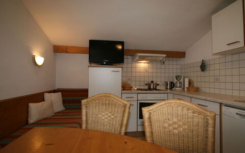 Martina: Meubilair, Cabinetry, Eigendom, Tafel, Hout, Interieur Ontwerp, Flooring, Comfort, Televisie, Verdieping