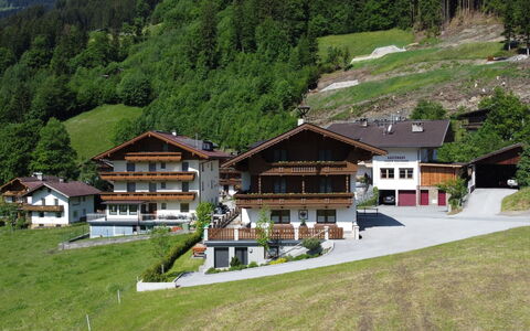 Mayrhofen 832: Meubilair, Tafel, Venster, Eigendom, Stoel, Gebouw, Buitentafel, Buitenmeubels, Gras, Fabriek