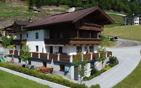Mayrhofen 832: Meubilair, Tafel, Venster, Eigendom, Stoel, Gebouw, Buitentafel, Buitenmeubels, Gras, Fabriek