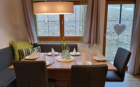 Lehen: Meubilair, Tafel, Eigendom, Stoel, Venster, Gordijn, Gebouw, Textiel, Schaduw, Hout