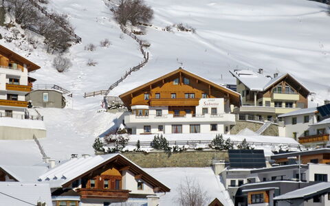 Kappl 807: Sneeuw, Gebouw, Eigendom, Berg, Venster, Wereld, Huis, Helling, Buurt, Woongebied