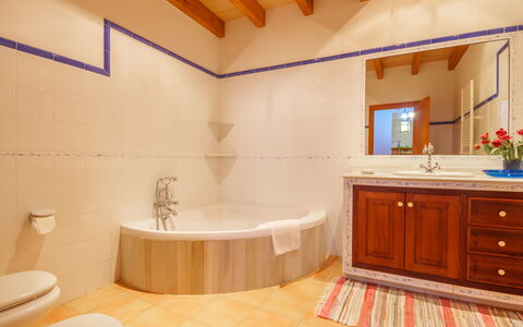 Sa Rota: Bad, Cabinetry, Loodgieterswerkinrichting, Eigendom, Countertop, Kraan, Gebouw, Comfort, Badkamer, Badkamerkast