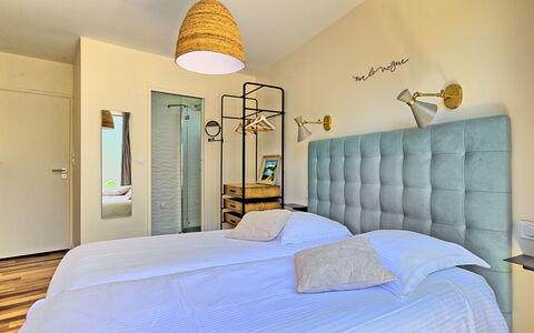 Indigo-Vue Mer et Piscine Chauffée: Meubilair, Eigendom, Comfort, Azure, Bed Frame, Hout, Textiel, Lamp, Interieur Ontwerp, Cabinetry