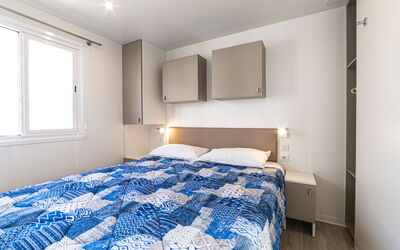 Cannigione 651: Gebouw, Meubilair, Eigendom, Venster, Comfort, Azure, Textiel, Bed Frame, Hout, Interieur Ontwerp
