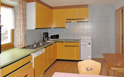 Nebenhaus Schönblick (Svh111) 618.2: Kamer, Eigendom, Meubilair, Cabinetry, Keuken, Countertop, Interieur Ontwerp, Gebouw, Geel, Fornuis