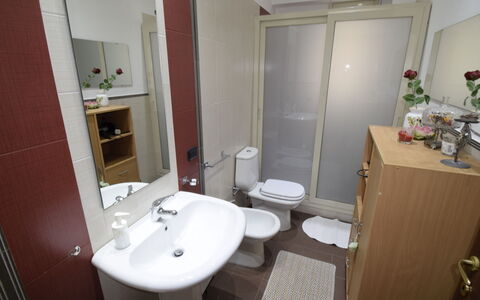 Etna View: Badkamer, Kamer, Eigendom, Wastafel In De Badkamer, Interieur Ontwerp, Wastafel, Gebouw, Verdieping, Onroerend Goed, Loodgieterswerkinrichting