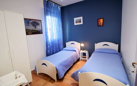 Etna View: Kamer, Slaapkamer, Blauw, Meubilair, Bed, Eigendom, Interieur Ontwerp, Laken, Muur, Gebouw