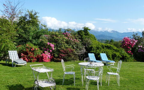 La Bertolina: Eigendom, Gazon, Gras, Tafel, Tuin, Lucht, Meubilair, Klapstoel, Huis, Werf