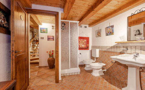 Ivan: Eigendom, Fotolijst, Wastafel, Loodgieterswerkinrichting, Hout, Verlichting, Kraan, Architectuur, Badkamer, Verdieping