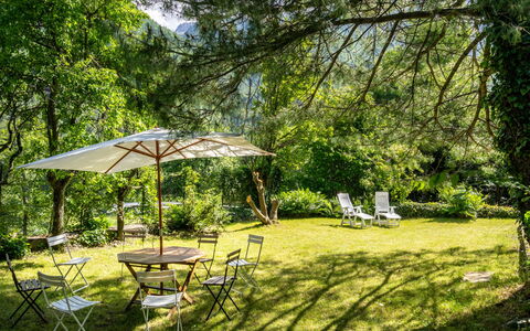 Villa Biino: Fabriek, Meubilair, Tafel, Natuurlijk Landschap, Schaduw, Boom, Buitentafel, Stoel, Buitenmeubels, Gras