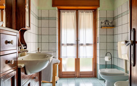 Ca' D'Gnese: Kraan, Loodgieterswerkinrichting, Wastafel, Eigendom, Gebouw, Wastafel In De Badkamer, Hout, Badkamer, Purper