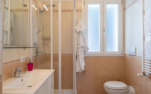 Pietrabruna 665: Badkamer, Kamer, Eigendom, Muur, Interieur Ontwerp, Architectuur, Loodgieterswerkinrichting, Deur, Gebouw, Huis