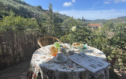 Casa dei Nonni (Imp425): Lucht, Wolk, Eigendom, Fabriek, Tafel, Berg, Natuurlijk Landschap, Tafelkleed, Stoel, Boom