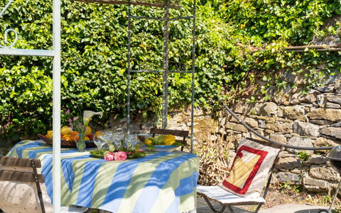 Molini di Prelà 627: Meubilair, Buitenmeubels, Tafel, Stoel, Buitentafel, Schaduw, Tuin, Tafelkleed, Backyard, Outdoor Structuur