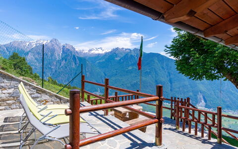 La Tana del Lupo: Lucht, Wolk, Eigendom, Berg, Schaduw, Hout, Boom, Hek, Architectuur, Biome