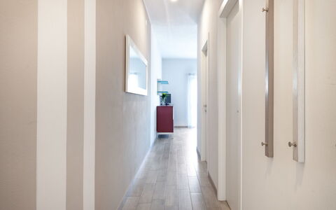 Brenzone 699: Wit, Eigendom, Plafond, Kamer, Verdieping, Interieur Ontwerp, Gebouw, Architectuur, Muur, Huis