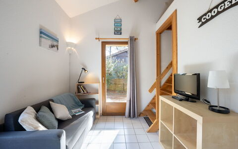 Jardins de la Pinède: Fotolijst, Eigendom, Meubilair, Comfort, Verlichting, Interieur Ontwerp, Woonkamer, Architectuur, Cabinetry, Televisie