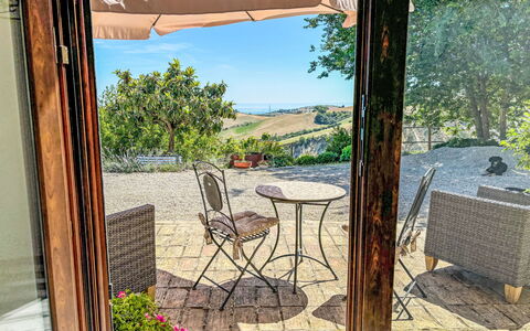 Roseto degli Abruzzi 620: Meubilair, Buitenmeubels, Stoel, Buitentafel, Tuin, Bloempot, Schaduw, Landscaping, Werf, Keuken En Eettafel