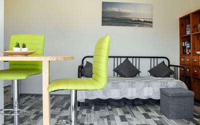 Serrani 620.5: Meubilair, Kamer, Groen, Geel, Interieur Ontwerp, Eigendom, Tafel, Woonkamer, Stoel, Verdieping