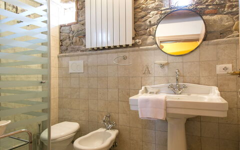 Daussiè: Badkamer, Eigendom, Tegel, Kamer, Muur, Interieur Ontwerp, Loodgieterswerkinrichting, Toilet, Verdieping, Badkamer Accessoire
