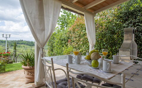 L' Ulivo: Fabriek, Tafel, Eigendom, Meubilair, Bloempot, Tableware, Hout, Gebouw, Veranda, Kamerplant
