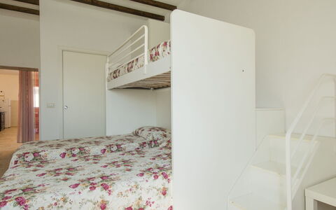 Pomarance 648: Slaapkamer, Bed, Kamer, Eigendom, Meubilair, Laken, Muur, Bed Frame, Interieur Ontwerp, Huis