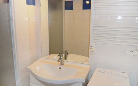 Lacanau 600: Badkamer, Eigendom, Kamer, Tegel, Wastafel, Wastafel In De Badkamer, Kraan, Loodgieterswerkinrichting, Muur, Toilet